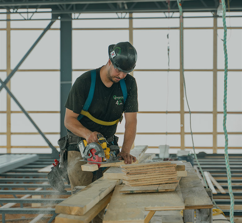Menuisier en action sur un chantier